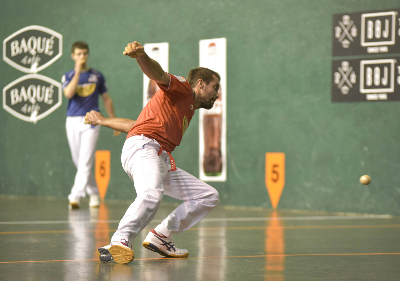 Ezkurdia y Martija han solventado con trabajo y apuros su partido ante Bengoetxea VI y Mariezkurrena II del Campeonato de Parejas este viernes en un Ederrena de Urretxu en el que se han agotado las entradas.