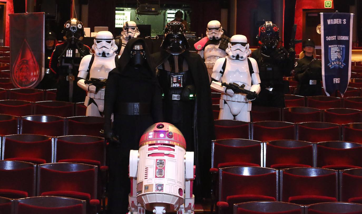 El miércoles el Victoria Eugenia acoge el preestreno de 'Star Wars, el ascenso de Skywalker', la nueva entrega de la serie, que también se anuncia como la última. La productora Disney lanza ese guiño al teatro y a la ciudad donde se estrenó el 17 de septiembre de 1977, dentro del Festival de Cine, 'La guerra de las galaxias', con presencia de sus protagonistas Harrison Ford y Carrie Fisher.