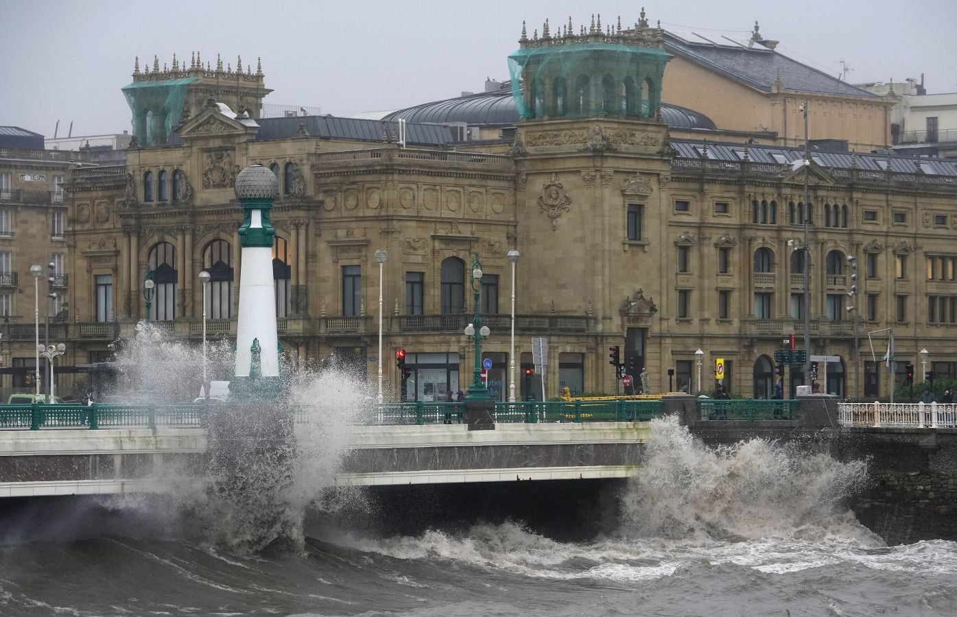 Las rachas de viento alcanzan los 135 km/ h y provocan numerosas incidencias