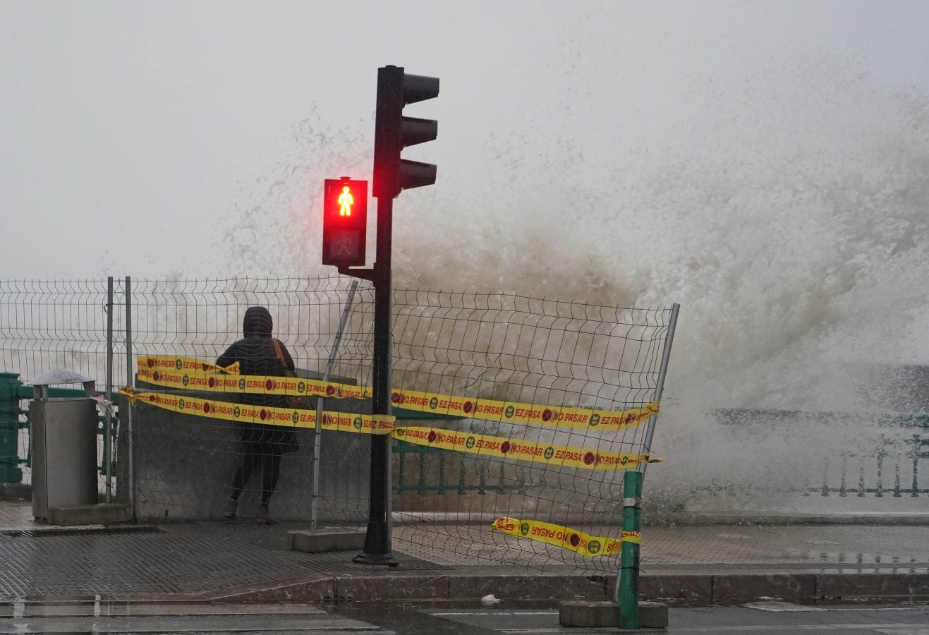 Las rachas de viento alcanzan los 135 km/ h y provocan numerosas incidencias