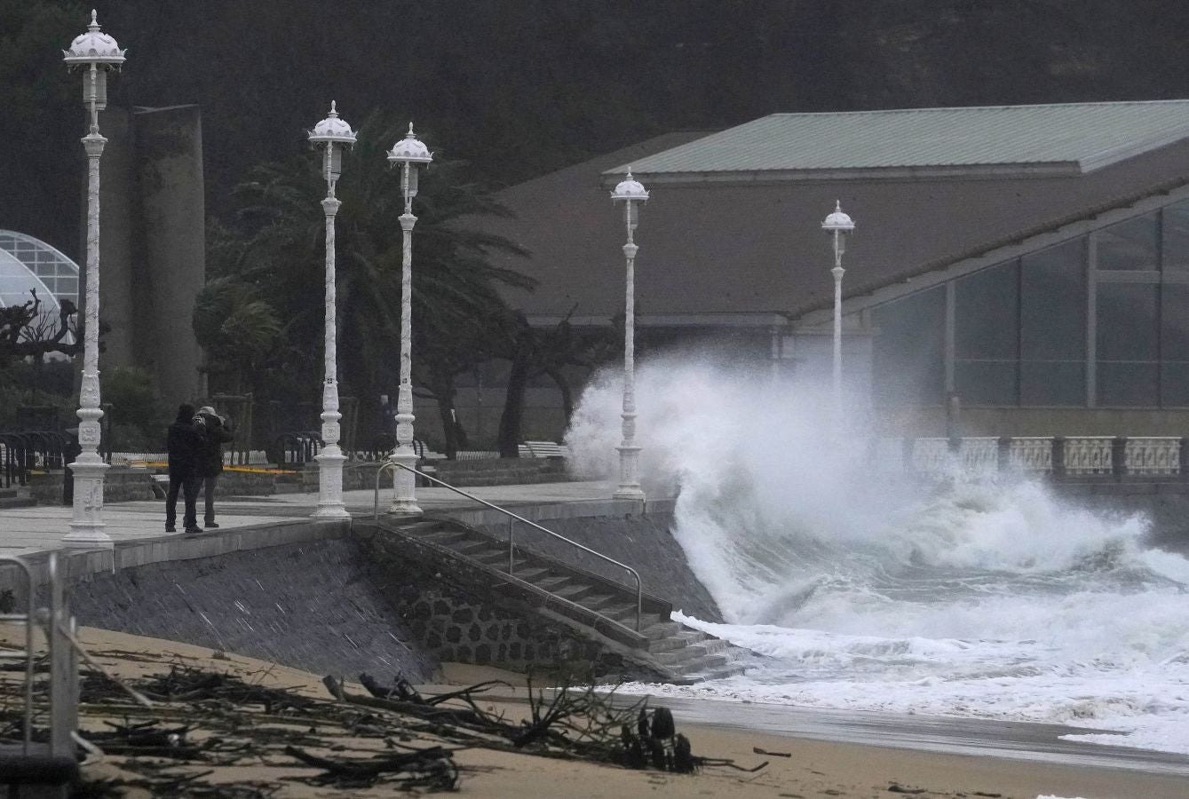 Las rachas de viento alcanzan los 135 km/ h y provocan numerosas incidencias