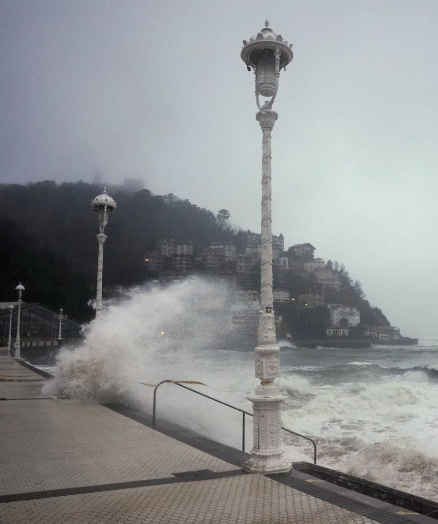 Las rachas de viento alcanzan los 135 km/ h y provocan numerosas incidencias