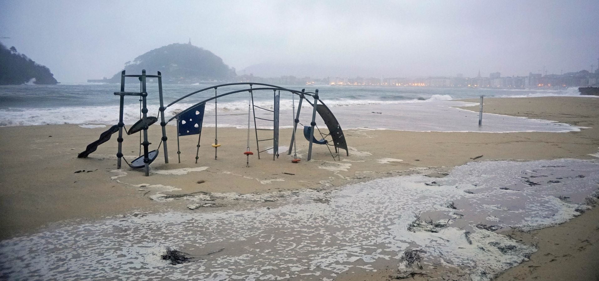 Las rachas de viento alcanzan los 135 km/ h y provocan numerosas incidencias
