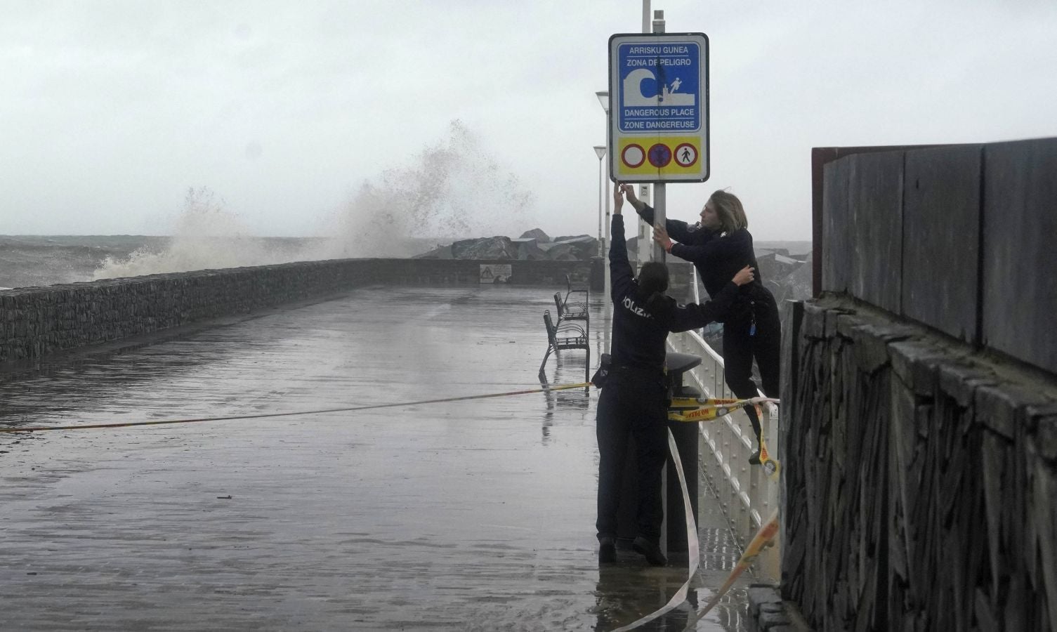 Las rachas de viento alcanzan los 135 km/ h y provocan numerosas incidencias