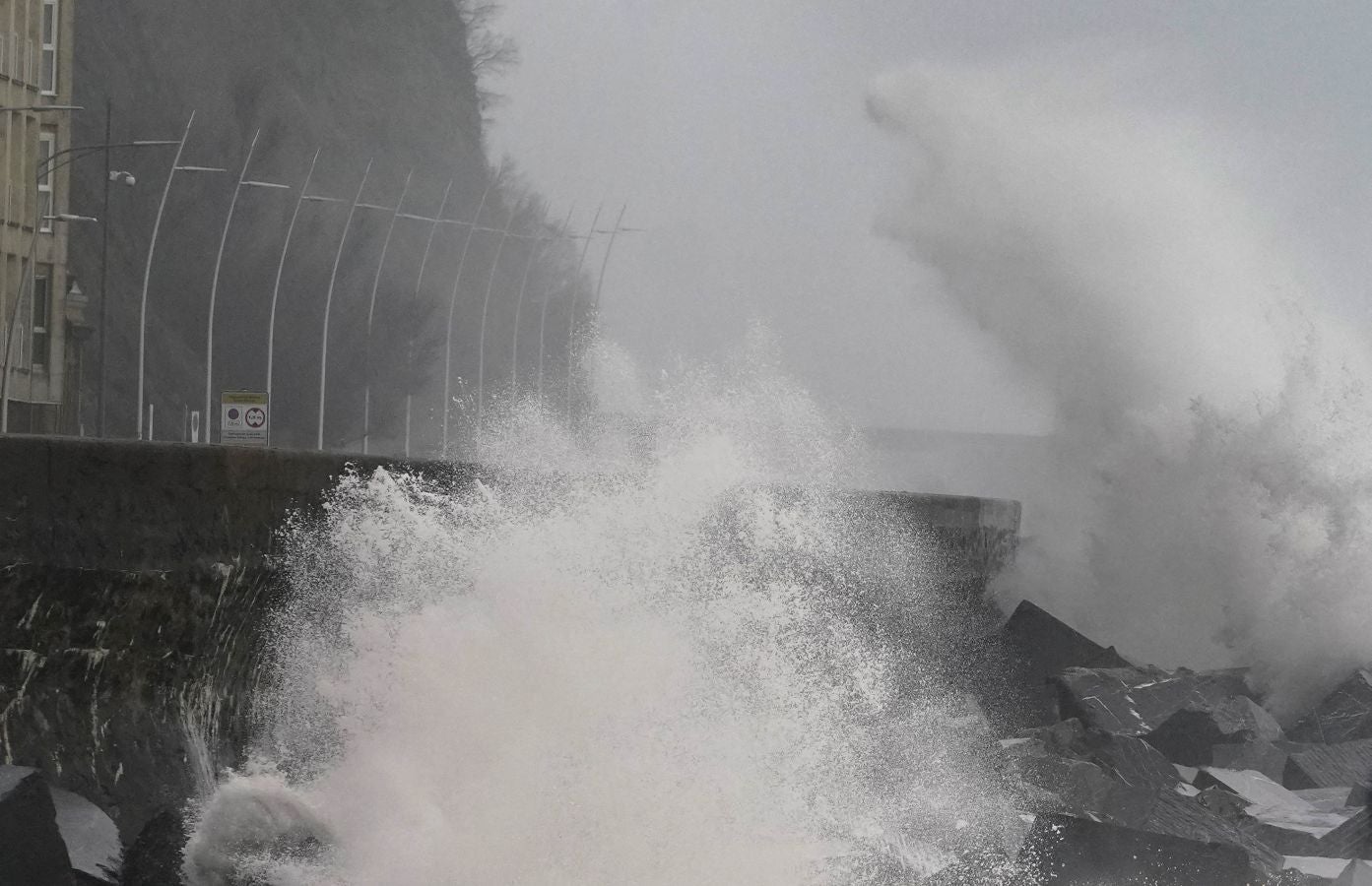 Las rachas de viento alcanzan los 135 km/ h y provocan numerosas incidencias
