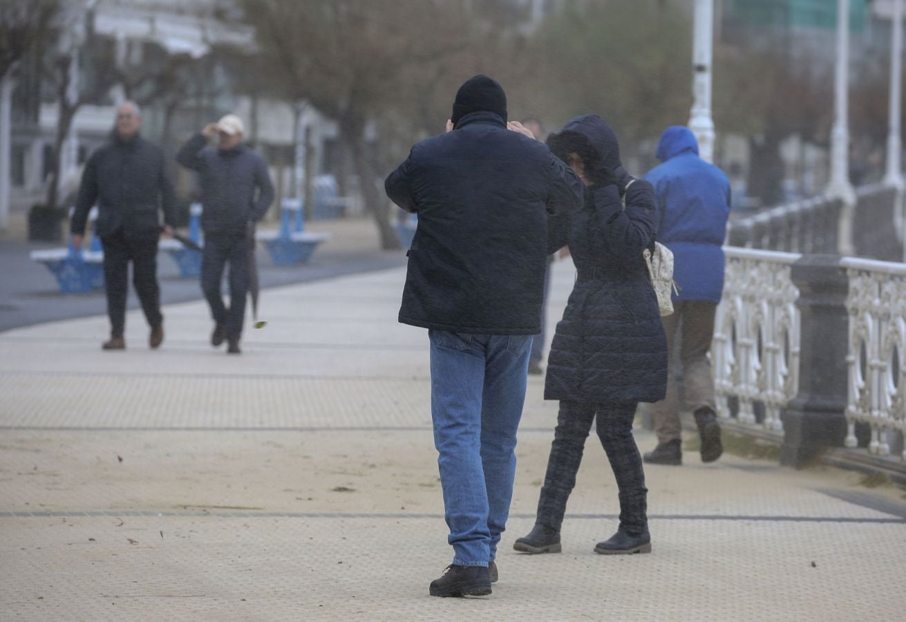 Las rachas de viento alcanzan los 135 km/ h y provocan numerosas incidencias