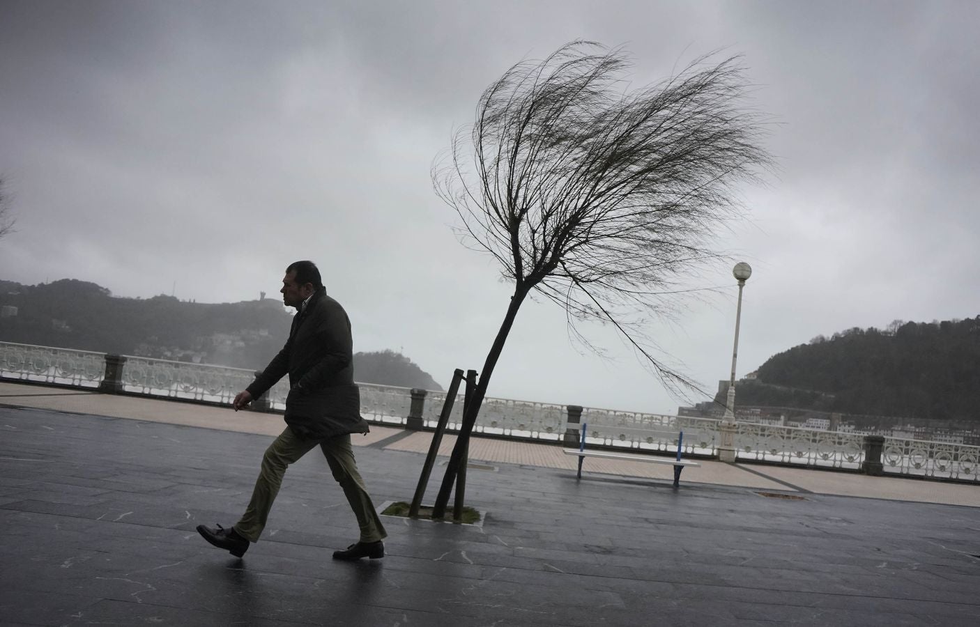 Las rachas de viento alcanzan los 135 km/ h y provocan numerosas incidencias