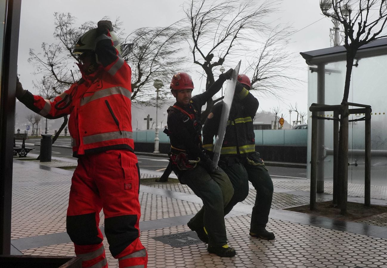 Las rachas de viento alcanzan los 135 km/ h y provocan numerosas incidencias