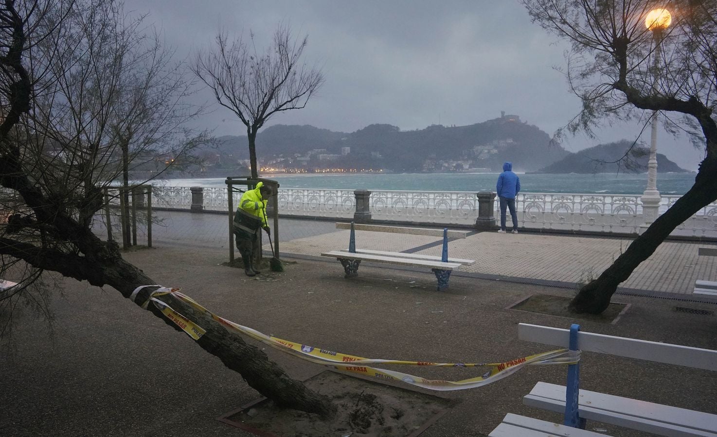 Las rachas de viento alcanzan los 135 km/ h y provocan numerosas incidencias