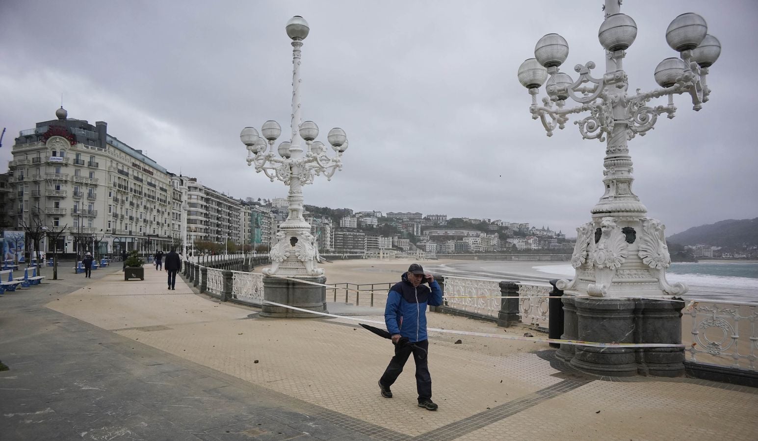 Las rachas de viento alcanzan los 135 km/ h y provocan numerosas incidencias