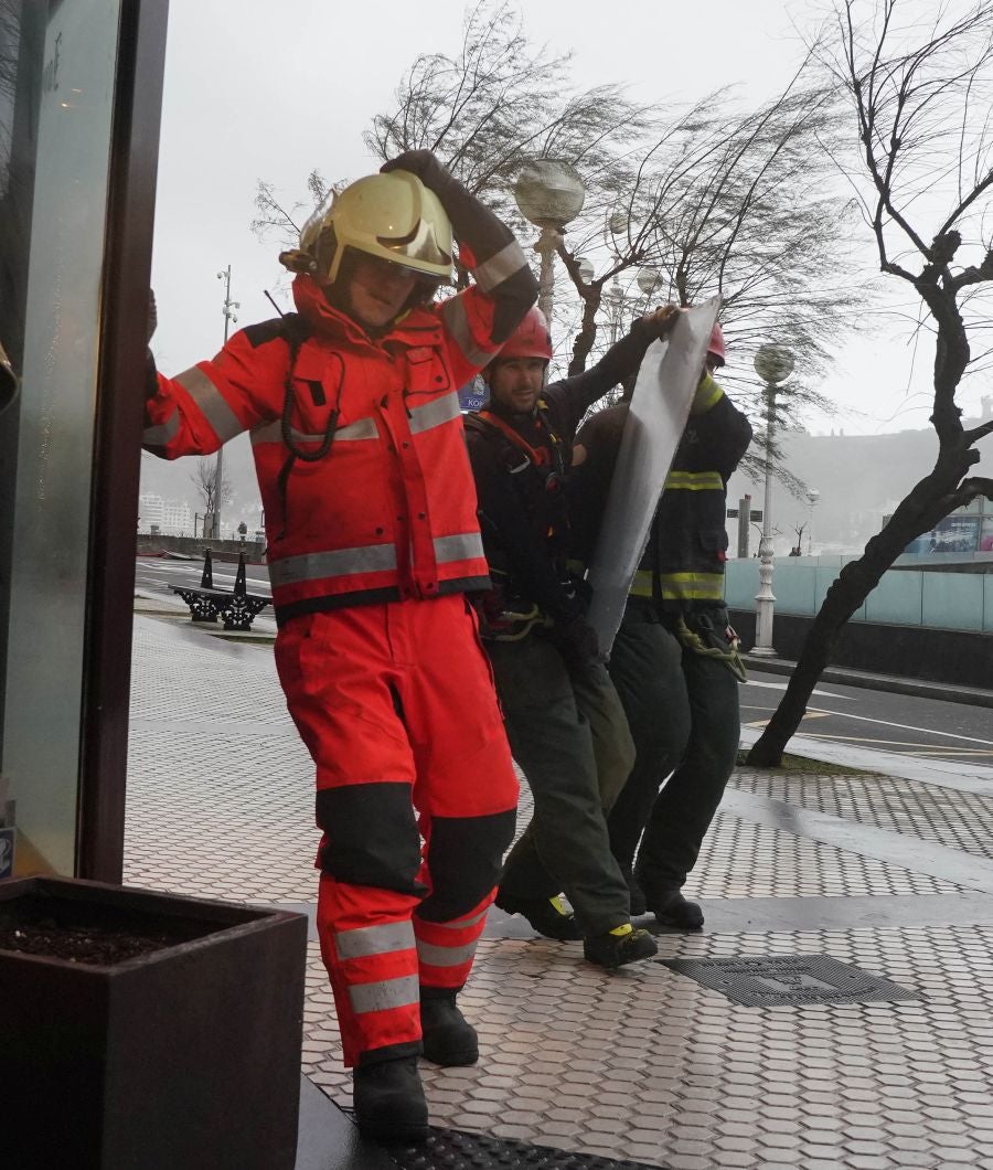 Las rachas de viento alcanzan los 135 km/ h y provocan numerosas incidencias