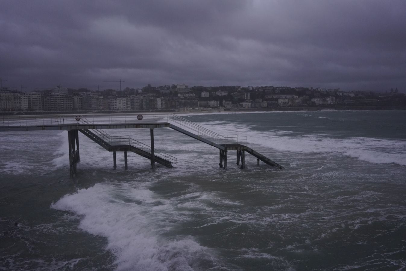 Las rachas de viento alcanzan los 135 km/ h y provocan numerosas incidencias