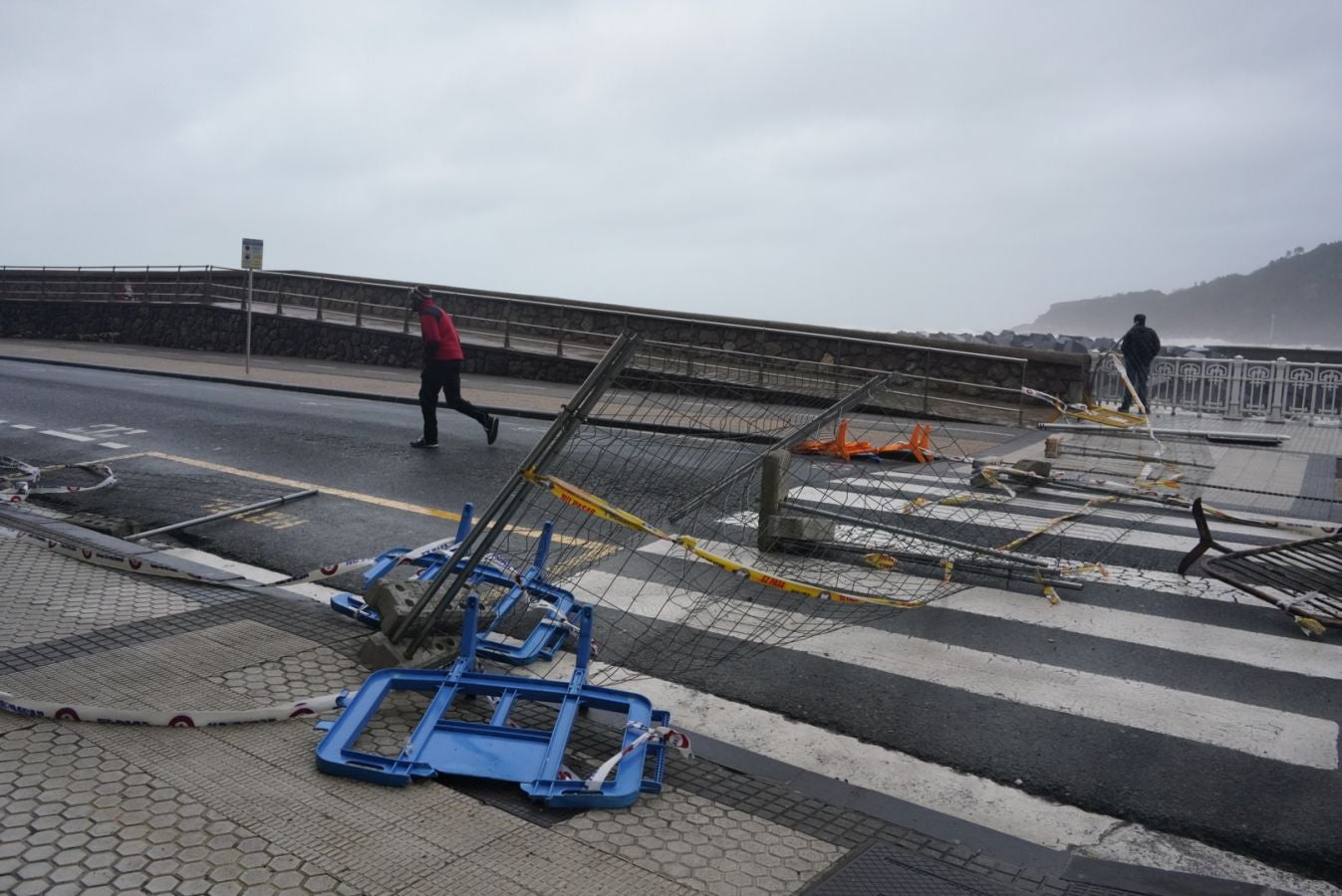 Las rachas de viento alcanzan los 135 km/ h y provocan numerosas incidencias