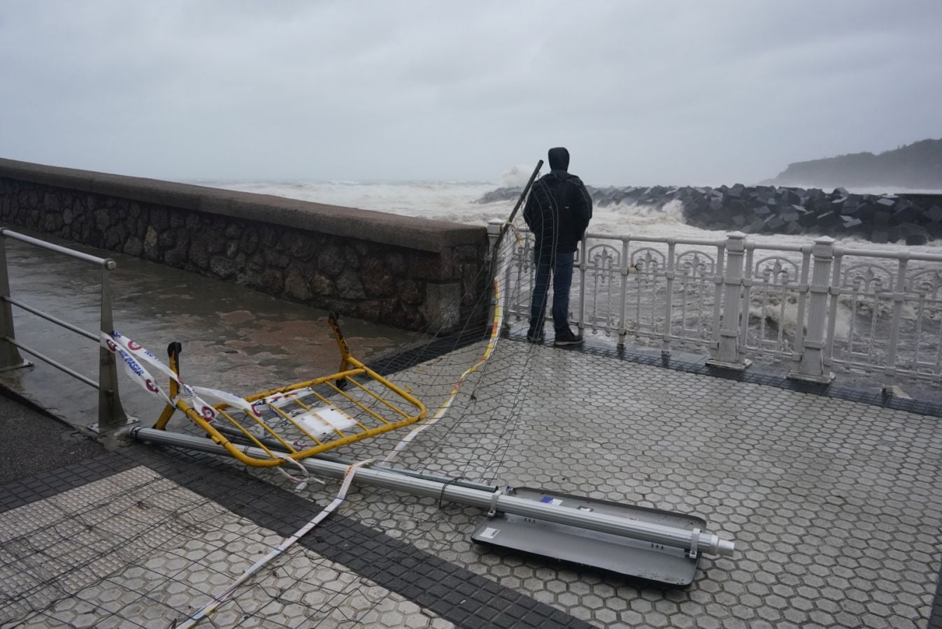 Las rachas de viento alcanzan los 135 km/ h y provocan numerosas incidencias
