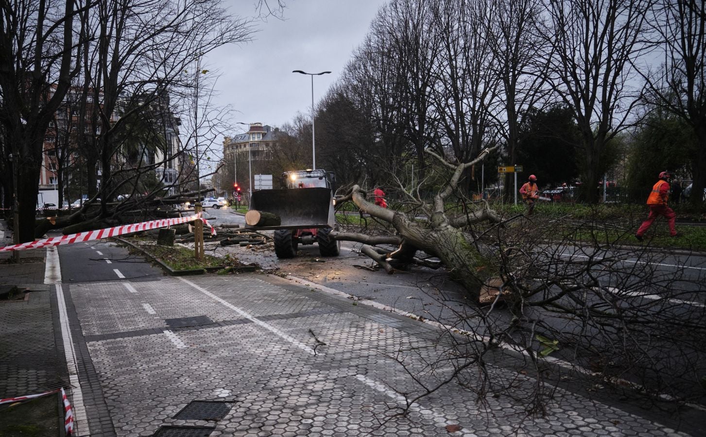 Las rachas de viento alcanzan los 135 km/ h y provocan numerosas incidencias