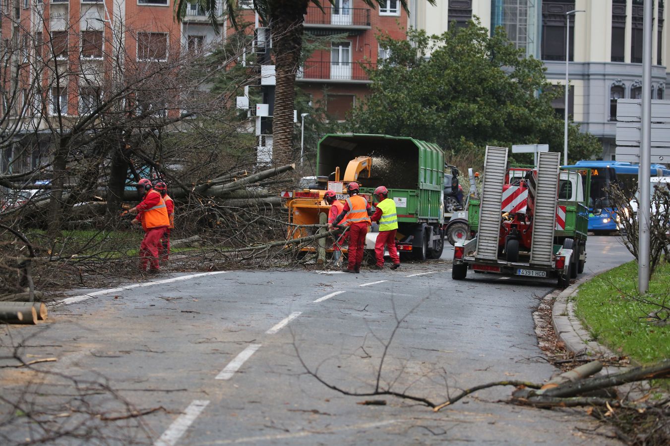 Las rachas de viento alcanzan los 135 km/ h y provocan numerosas incidencias