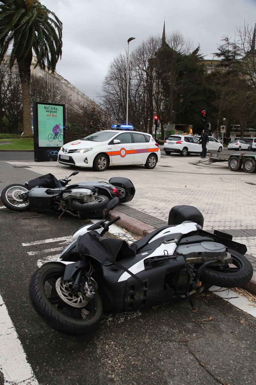 Las rachas de viento alcanzan los 135 km/ h y provocan numerosas incidencias