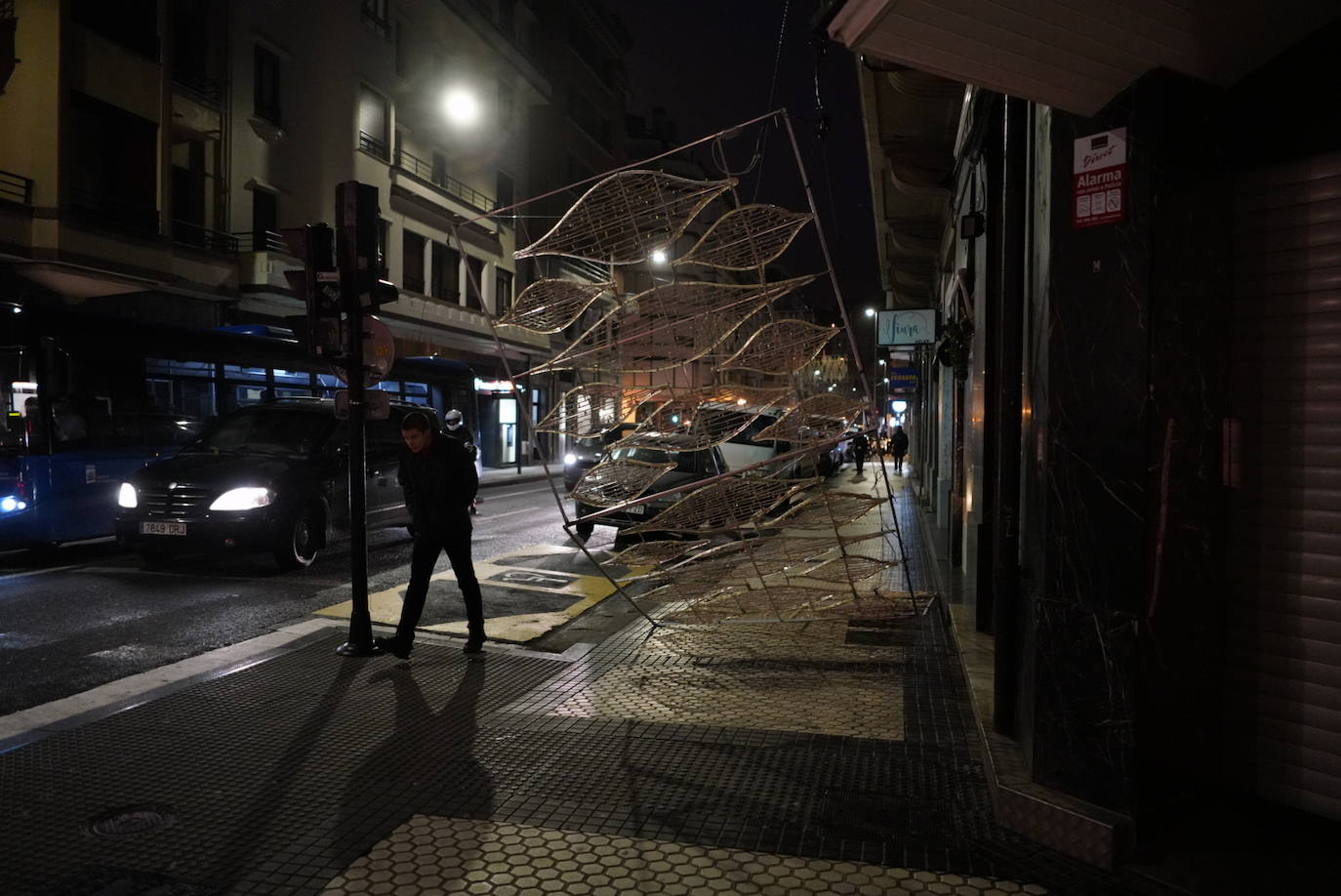 Las rachas de viento alcanzan los 135 km/ h y provocan numerosas incidencias
