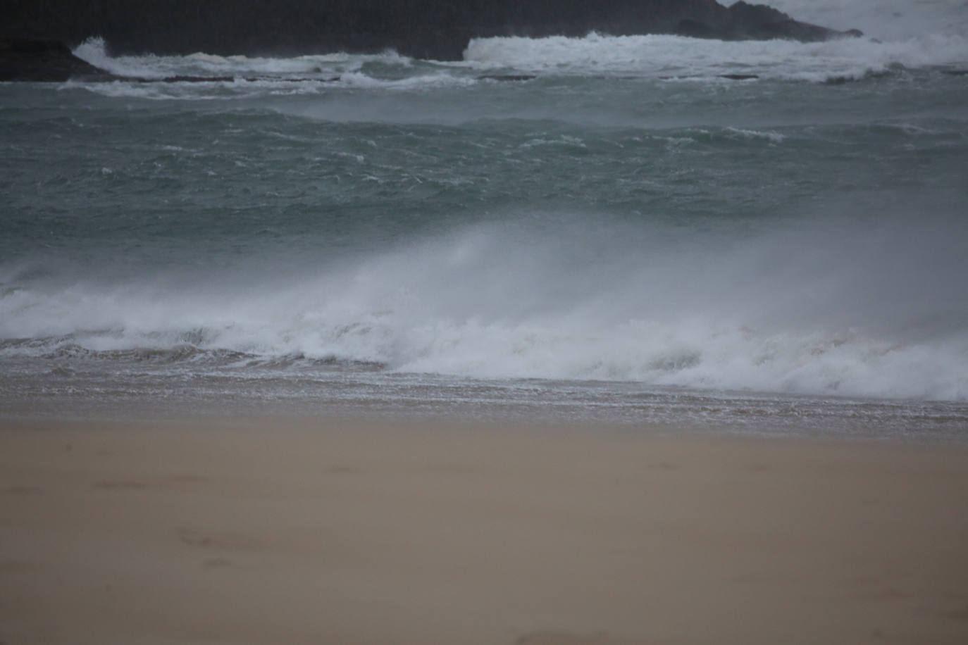 Las rachas de viento alcanzan los 135 km/ h y provocan numerosas incidencias
