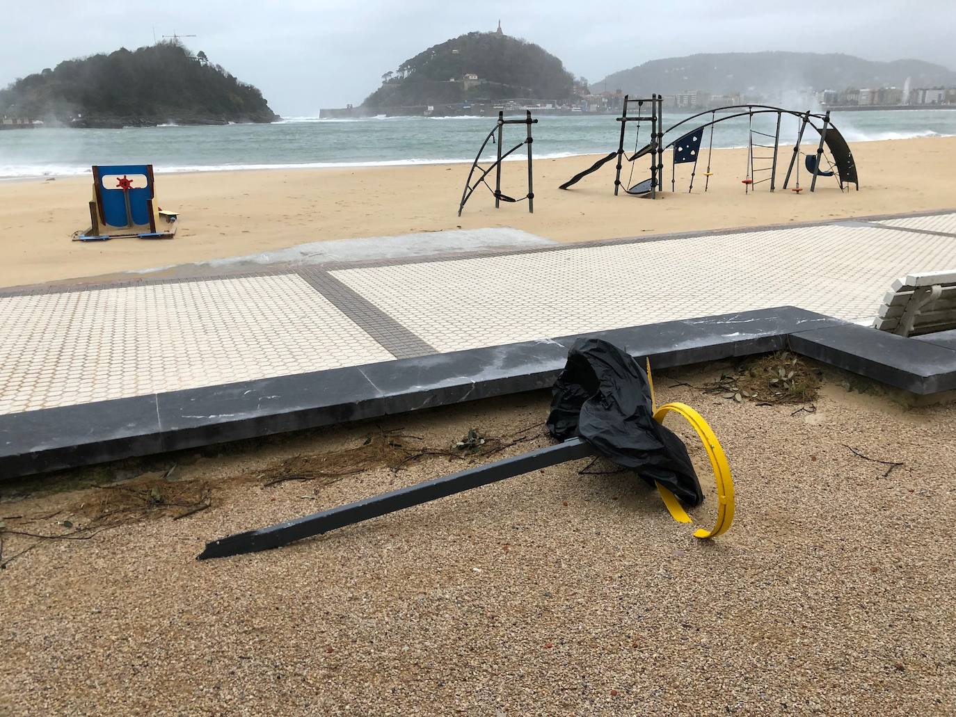 Las rachas de viento alcanzan los 135 km/ h y provocan numerosas incidencias