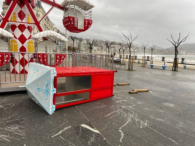 Las rachas de viento alcanzan los 135 km/ h y provocan numerosas incidencias