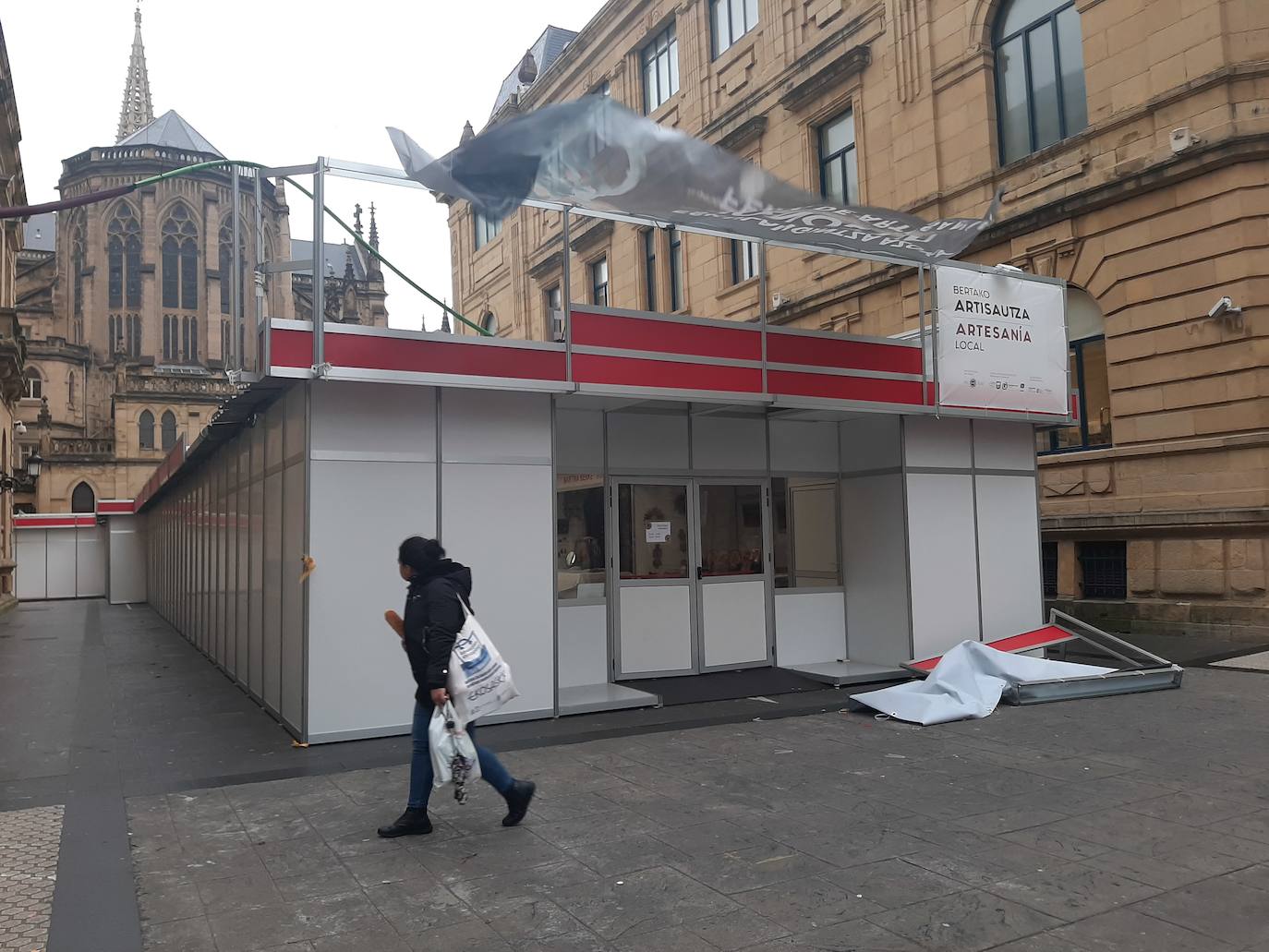 Las rachas de viento alcanzan los 135 km/ h y provocan numerosas incidencias