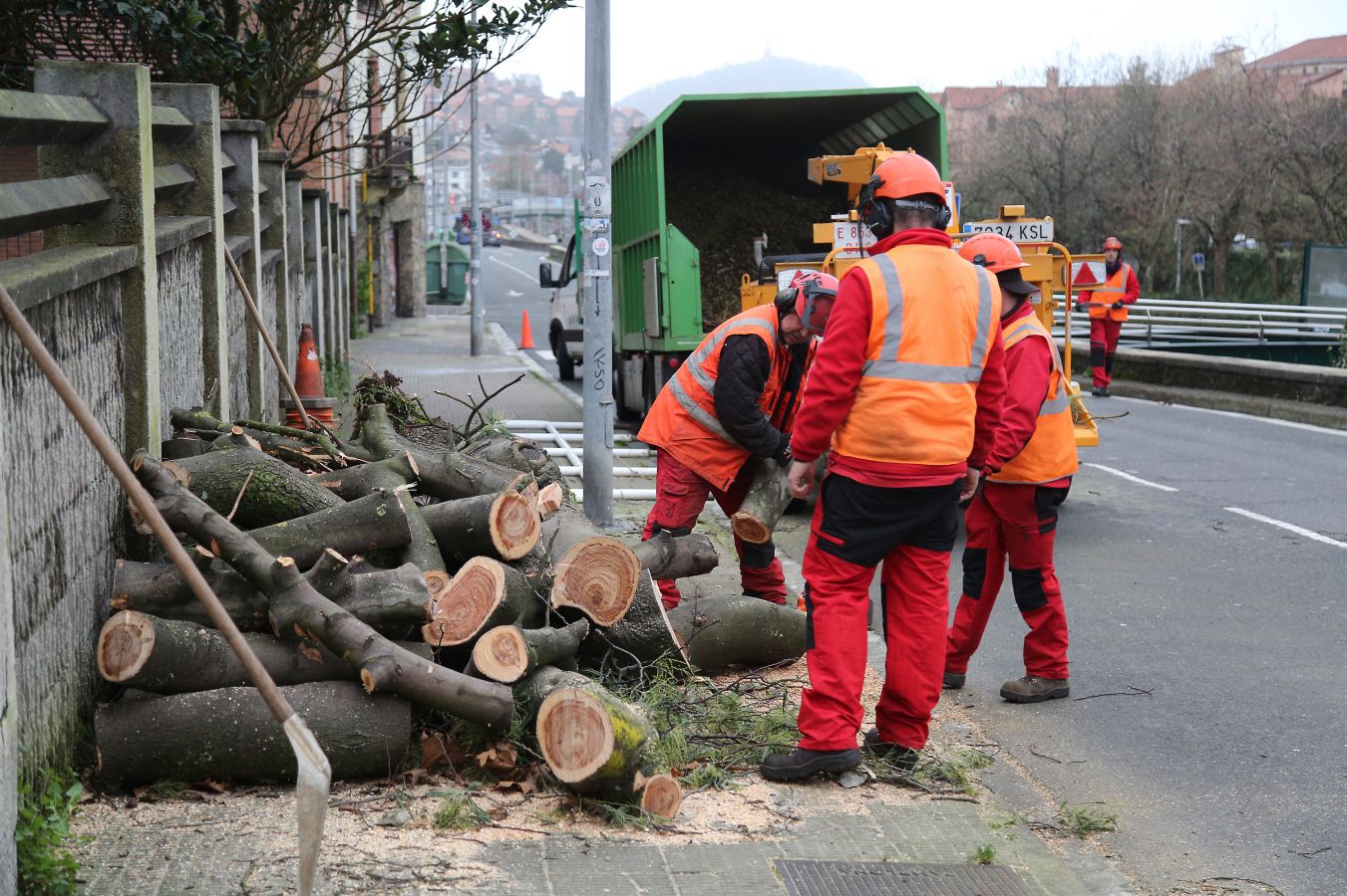 Las rachas de viento alcanzan los 135 km/ h y provocan numerosas incidencias