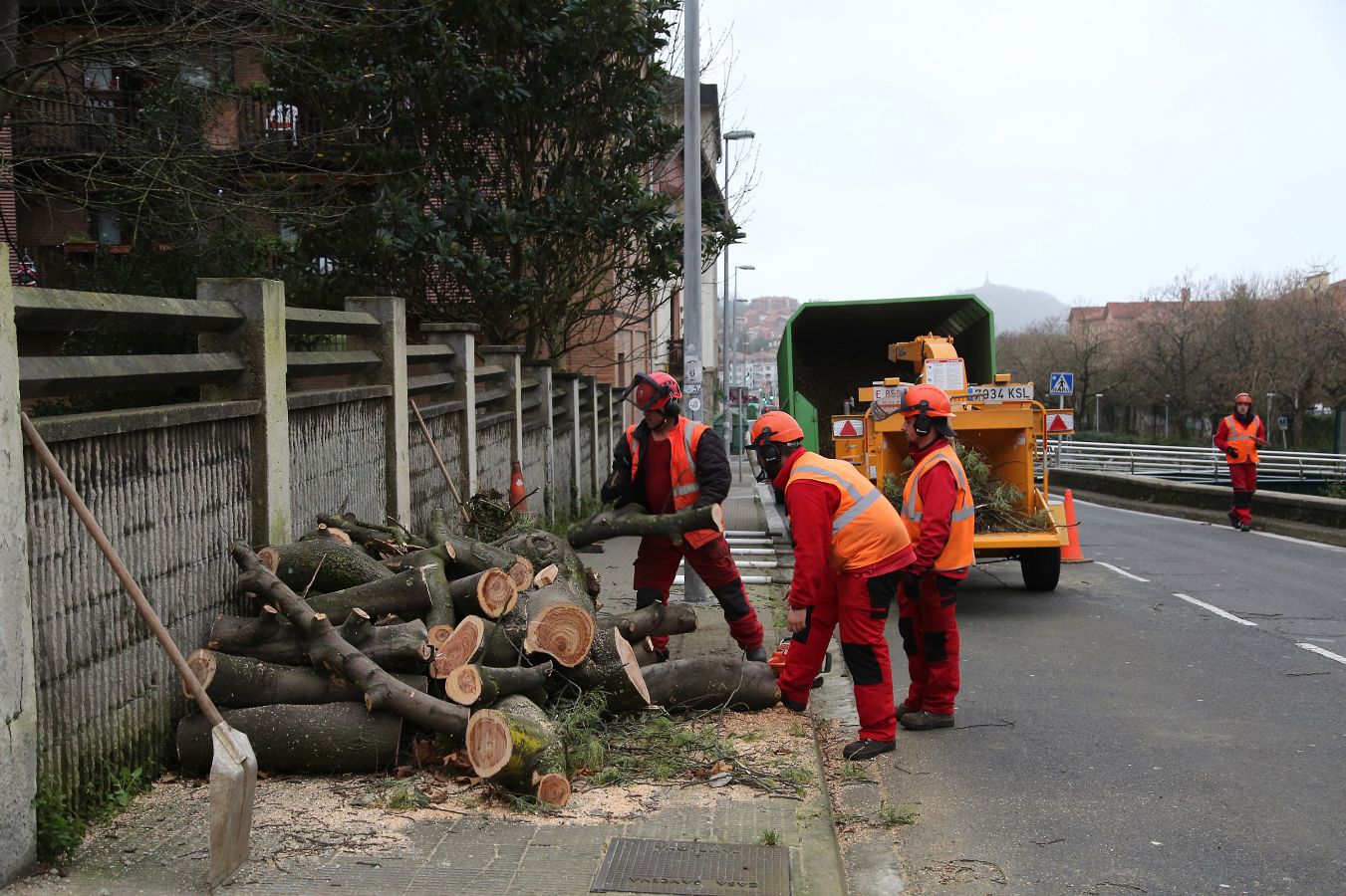 Las rachas de viento alcanzan los 135 km/ h y provocan numerosas incidencias