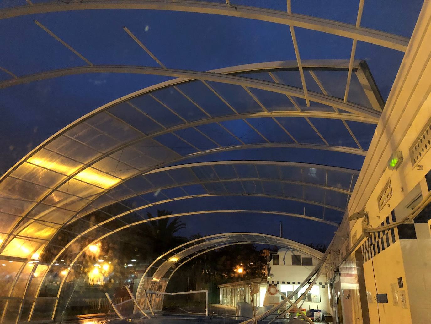 Las rachas de viento han levantado la cubierta de la piscina del Real Club de Tenis de San Sebastián. El suceso ha ocurrido a las 4.30 horas