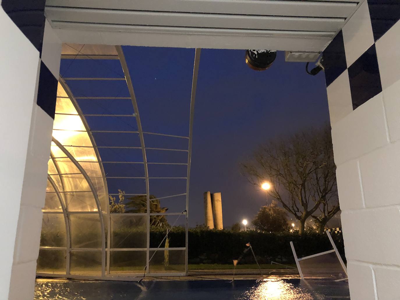 Las rachas de viento han levantado la cubierta de la piscina del Real Club de Tenis de San Sebastián. El suceso ha ocurrido a las 4.30 horas