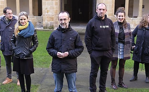 Flanqueando a Xabier Gaztekumendi, que tendrá el honor de poner la txapela a quien la gane, los finalistas. A su derecha Oihana Iguaran, Beñat Gaztelumendi, Agin Rezola y Alaia Martin. A la izquierda, Beñat Lizaso, Ane Labaka, Nerea Elustondo y Jon Maia.