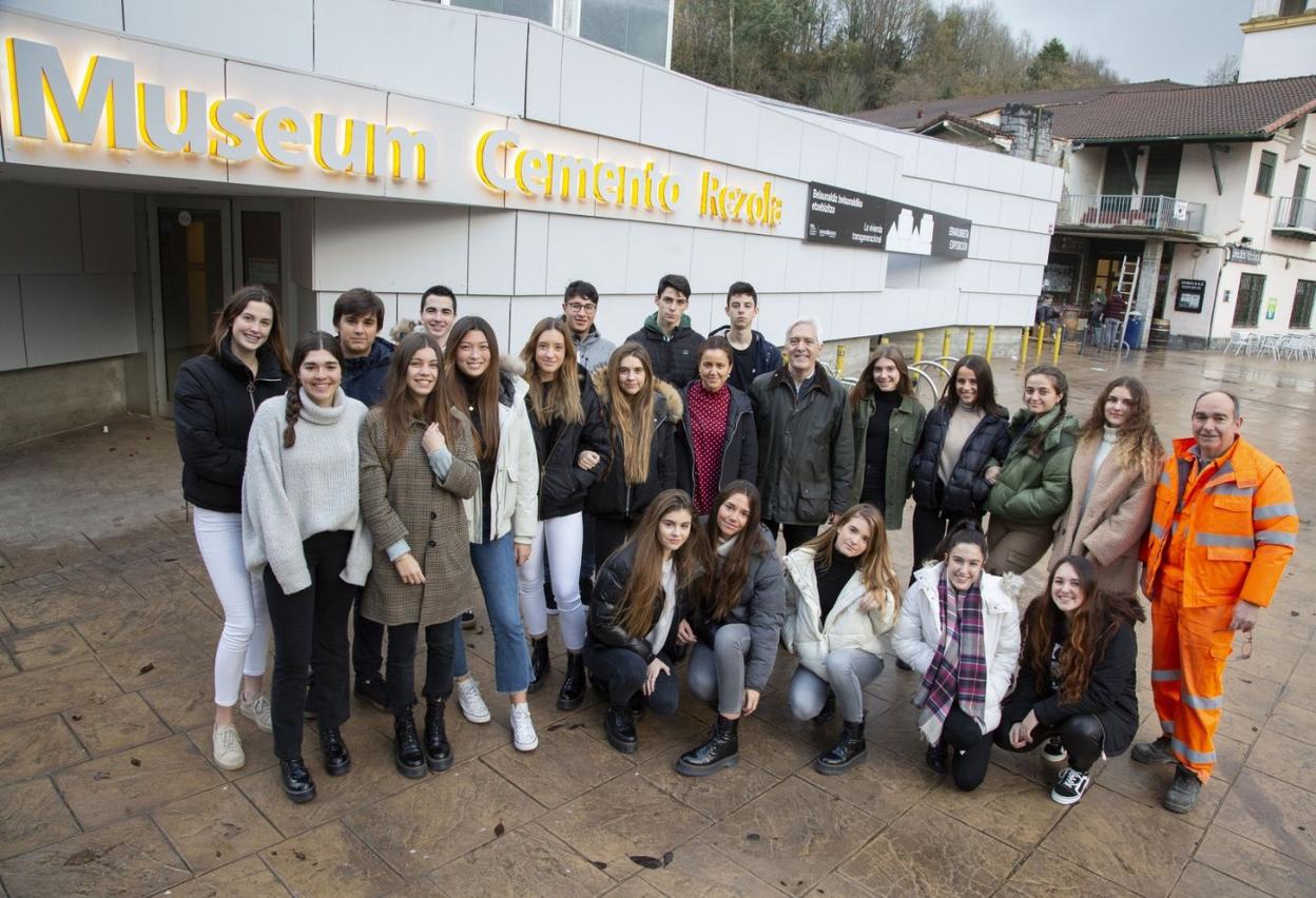 La empresa ofreció a los alumnos del Colegio Alemán una visita guiada por sus instalaciones. 