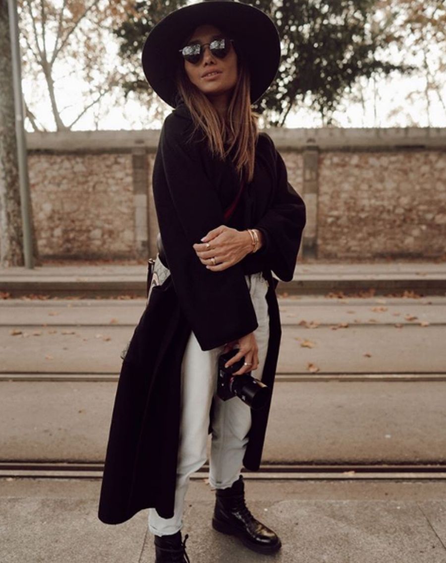 El estilo casual pero sofisticado de Iera González nos regala estilismos muy diferentes pero siempre perfectos. Combina su vaquero modelo 'mon fit' con bota militar y abrigo atemporal en negro 