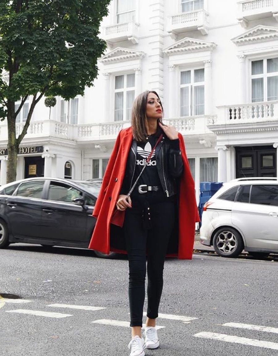 Nada mejor para recorrer la ciudad que unos jeans pitillo con 'sneakers'. La elección del 'total look' negro estiliza la silueta y el abrigo rojo da el toque de color