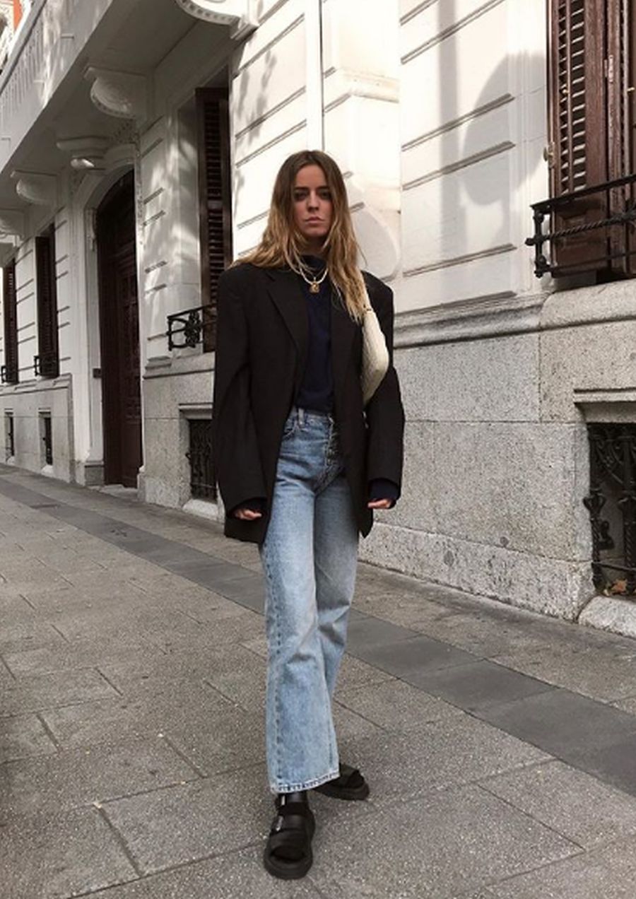 La influencer también se atreve con looks más arriesgados de pantalón de forma acampanada y sandalia 'ugly'. El resultado nos encanta