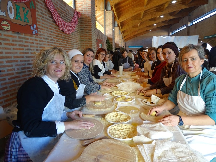 Los escolares fueron los reyes de la feria, aprendiendo a elaborar talos o paseando en el 'asto txu-txu'. 