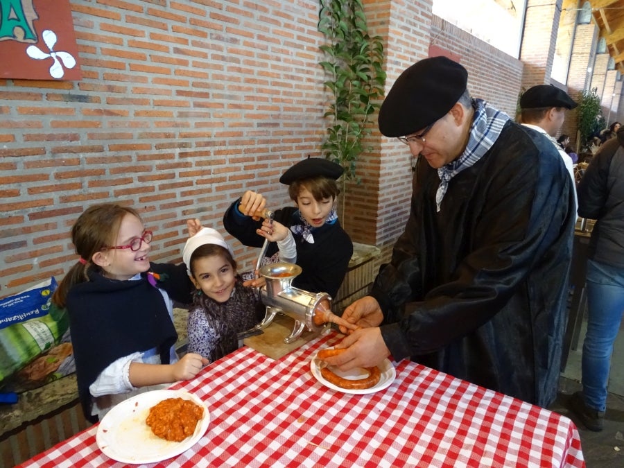 Los escolares fueron los reyes de la feria, aprendiendo a elaborar talos o paseando en el 'asto txu-txu'. 