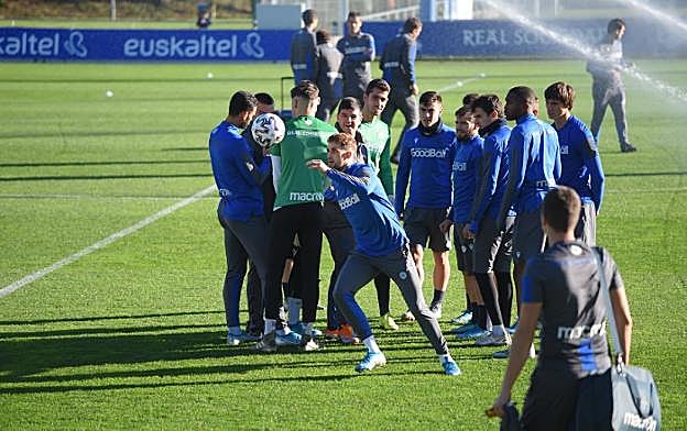 Januzaj se dispone a golpear un esférico ante la presencia de sus compañeros, ayer en Zubieta.