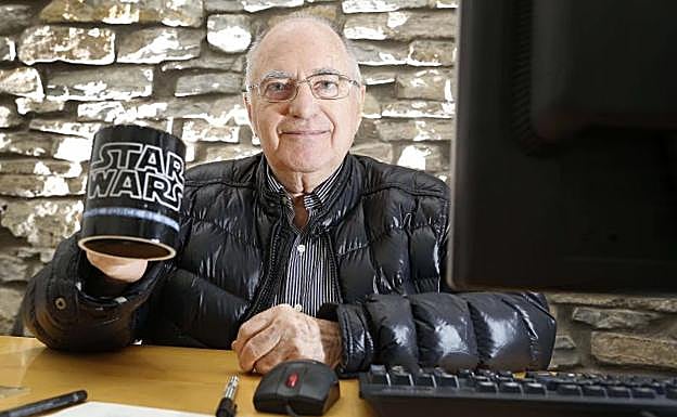 Imagen principal - Luis Gasca, el director que trajo a Donostia el estreno de 1977, brinda con una taza de marketing de la saga. Carrie Fisher y Harrison Ford a la entrada del Victoria Eugenia en el histórico pase de 1977.. Oscar Isaac, protagonista de la última entrega de la saga, asiste a la presentación de la película en Tokio, acompañado de los 'soldados' imperiales.