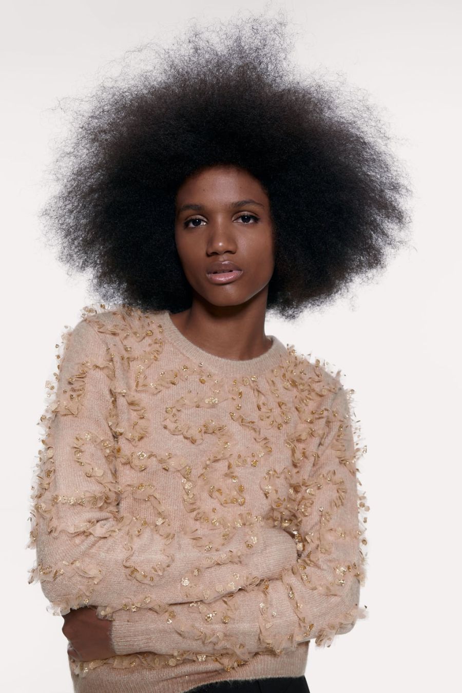 El jersey rosa empolvado con detalles muy femeninos aportará a tu look un toque romántico y dulce 