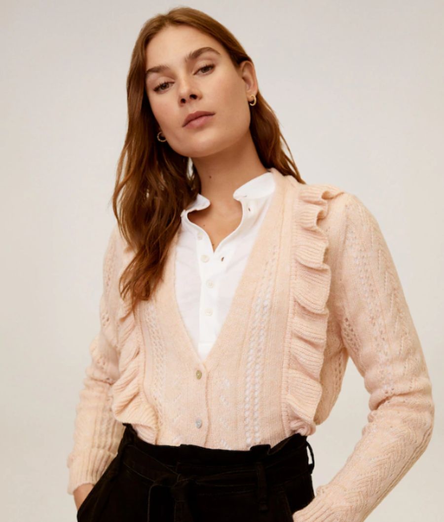 Dos prendas en una sola pieza. Este jersey con volantes laterales hace un doble efecto de camisa y chaqueta, convirtiéndola en una única pieza