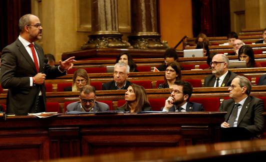 El conseller de Interior, Miquel Buch, responde a una pregunta de la oposición durante la última sesión de control del año en el Parlament.