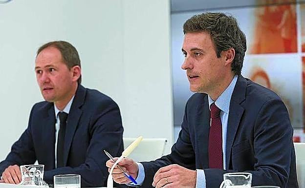 Jabier Larrañaga y Jokin Perona, en la comparecencia de este martes en la Diputación foral. 