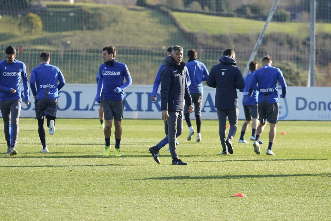 Imanol Alguacil ha organizado un entrenamiento matinal a puerta cerrada, donde han entrenado todos los jugadores disponibles del primer equipo, excepto los lesionados Illarramendi, Zurutuza y Aritz Elustondo. 