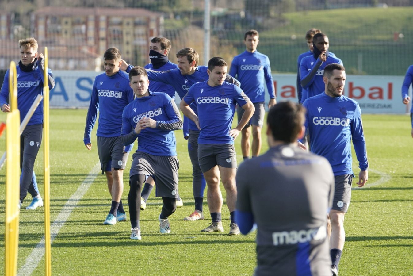 Imanol Alguacil ha organizado un entrenamiento matinal a puerta cerrada, donde han entrenado todos los jugadores disponibles del primer equipo, excepto los lesionados Illarramendi, Zurutuza y Aritz Elustondo. 