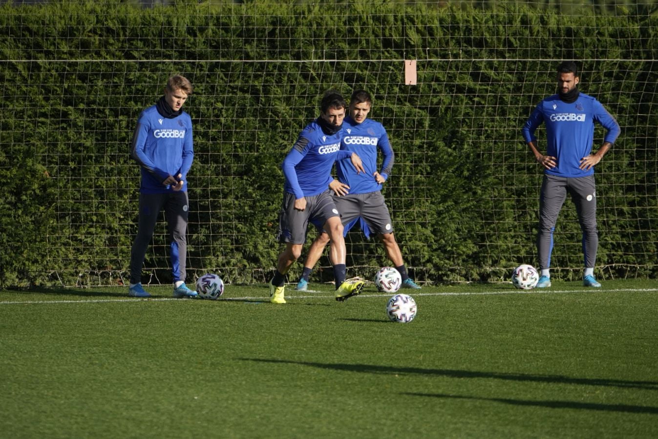 Imanol Alguacil ha organizado un entrenamiento matinal a puerta cerrada, donde han entrenado todos los jugadores disponibles del primer equipo, excepto los lesionados Illarramendi, Zurutuza y Aritz Elustondo. 