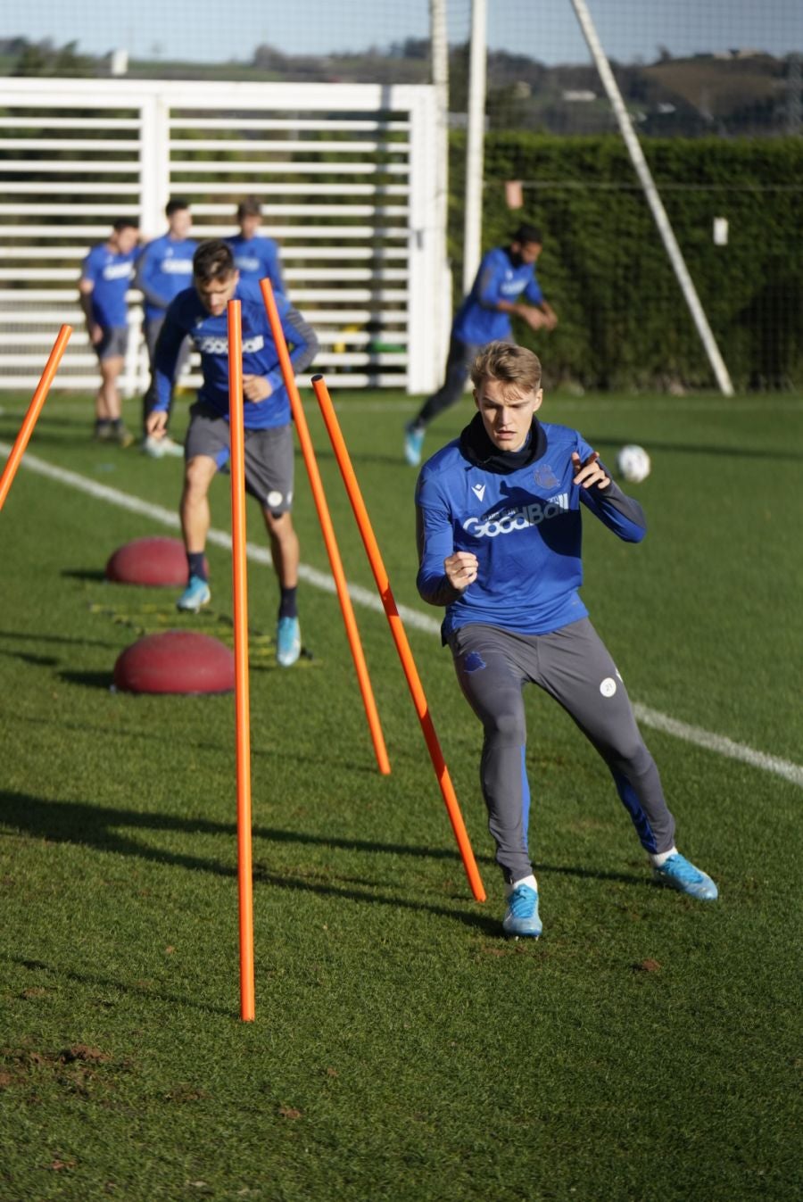 Imanol Alguacil ha organizado un entrenamiento matinal a puerta cerrada, donde han entrenado todos los jugadores disponibles del primer equipo, excepto los lesionados Illarramendi, Zurutuza y Aritz Elustondo. 