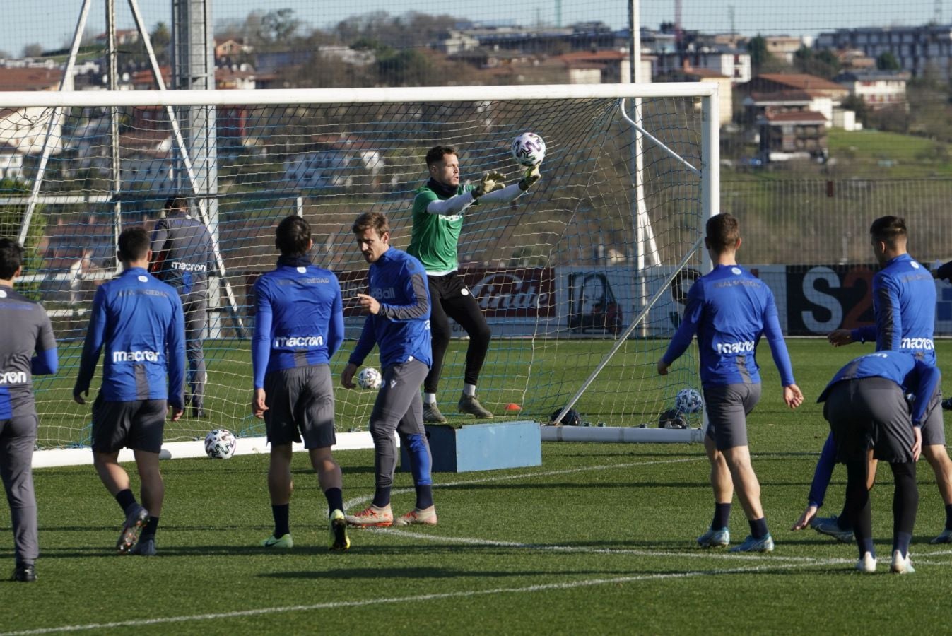 Imanol Alguacil ha organizado un entrenamiento matinal a puerta cerrada, donde han entrenado todos los jugadores disponibles del primer equipo, excepto los lesionados Illarramendi, Zurutuza y Aritz Elustondo. 