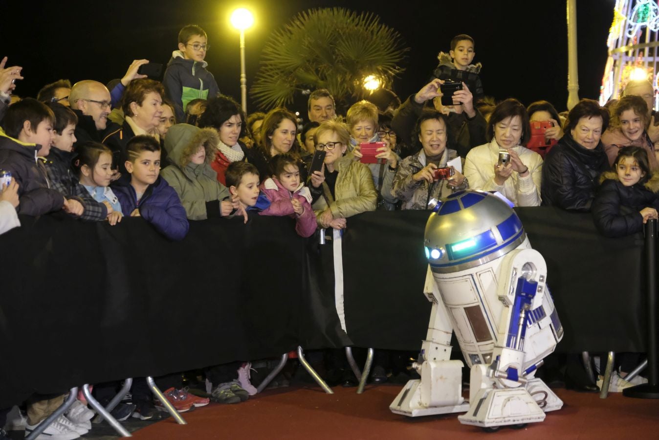 Cientos de personas acompañan a los personajes de la saga alrededor del Victoria Eugenia.