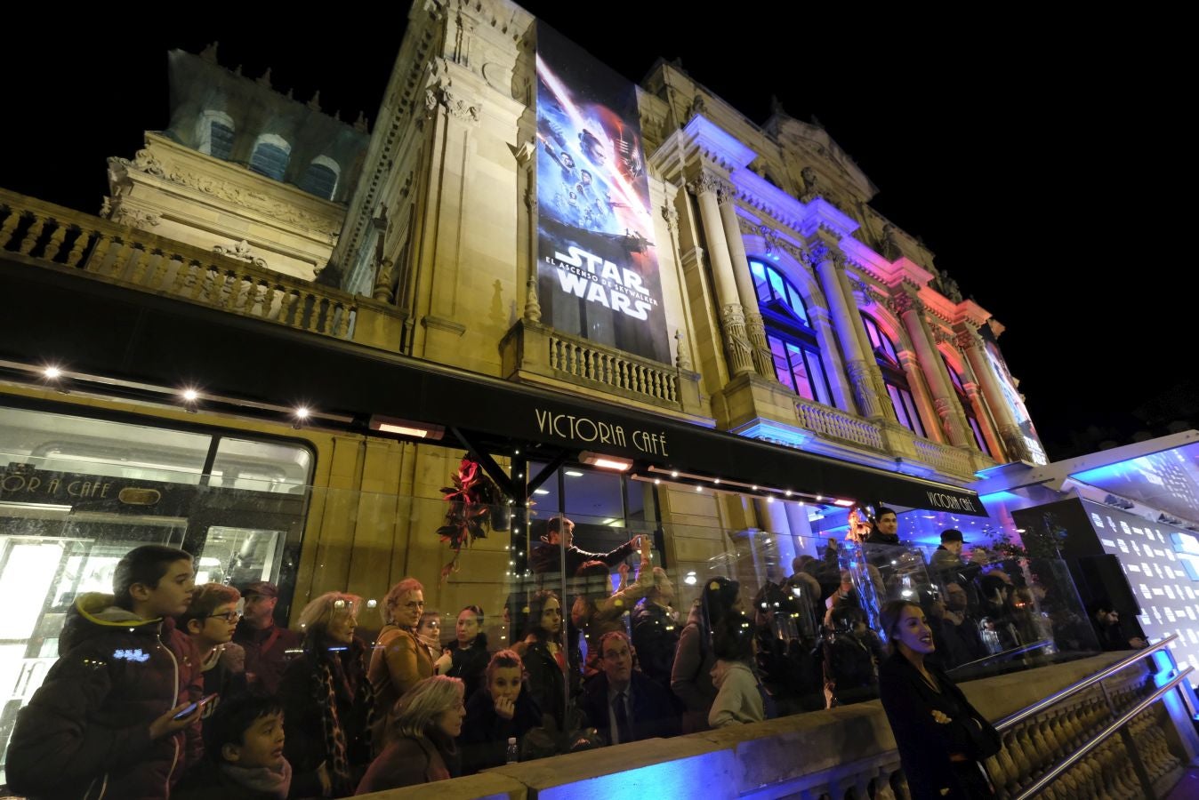 Cientos de personas acompañan a los personajes de la saga alrededor del Victoria Eugenia.